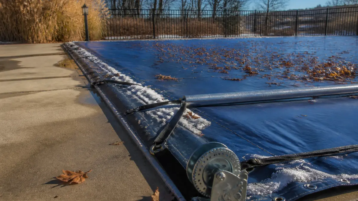 Baches d'hivernage piscine : quel type choisir pour proteger votre bassin ?